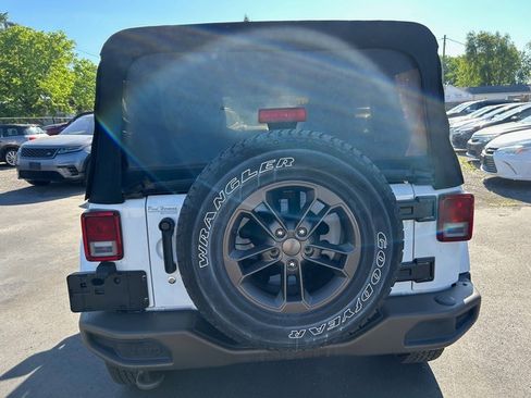 Used 2016 Jeep Wrangler Unlimited Sahara AWD/4WD image 3