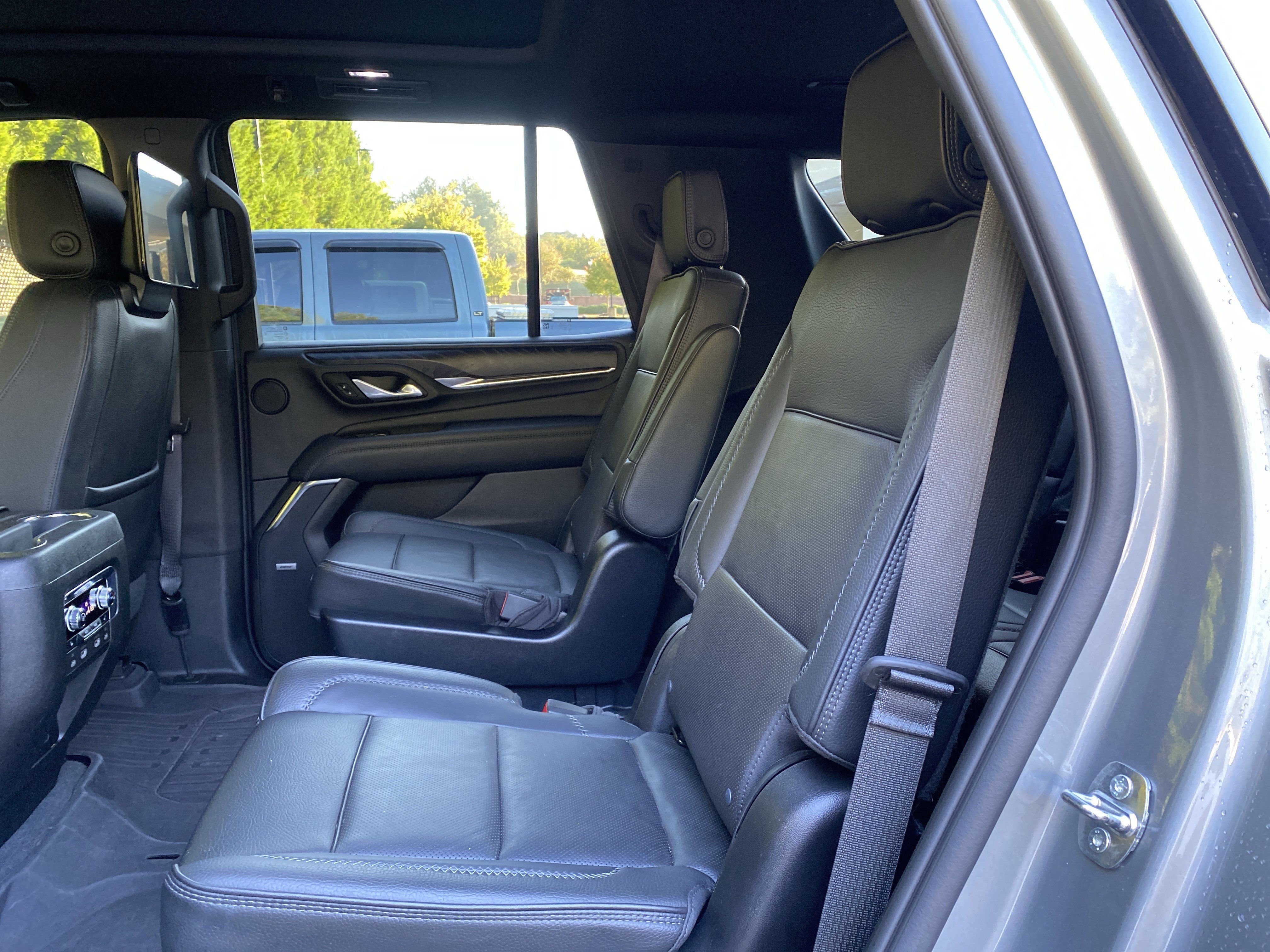 Used 2023 GMC Yukon Denali w/ Advanced Technology Package AWD/4WD image 36
