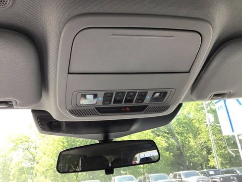 Used 2022 Ford Explorer XLT w/ Equipment Group 202A AWD/4WD image 31