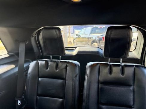 Used 2018 Ford Explorer XLT w/ Equipment Group 202A AWD/4WD image 32