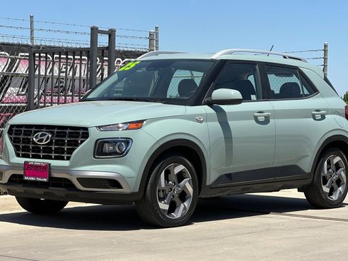 Used 2025 Hyundai Venue SEL FWD image 9
