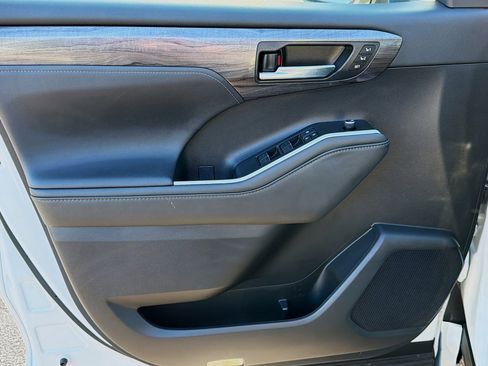 Used 2021 Toyota Highlander Limited image 22