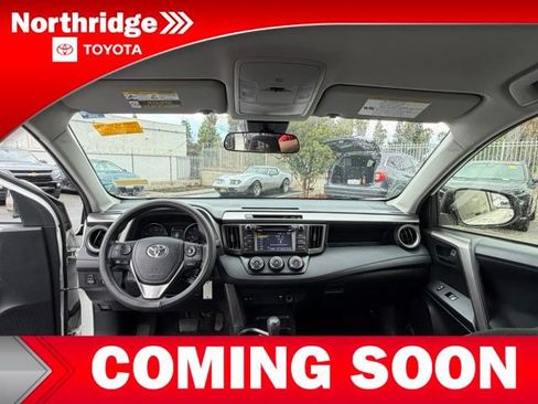 Used 2018 Toyota RAV4 LE FWD image 8