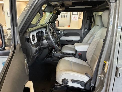 Used 2023 Jeep Wrangler Unlimited Sahara AWD/4WD image 16