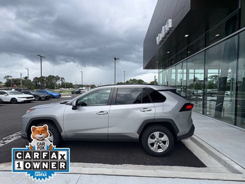 Used 2021 Toyota RAV4 XLE FWD image 2