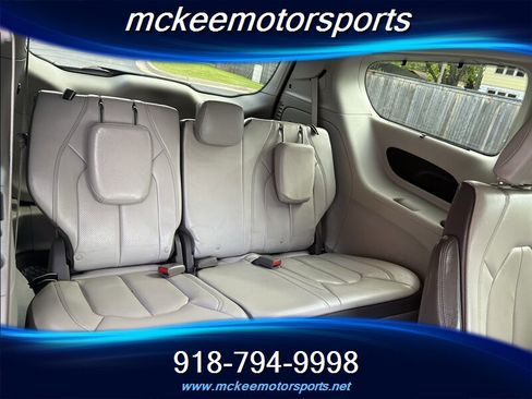Used 2018 Chrysler Pacifica Touring-L FWD image 9