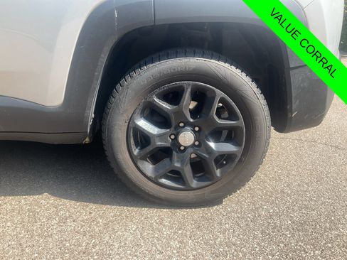 Used 2017 Jeep Renegade Latitude AWD/4WD image 22
