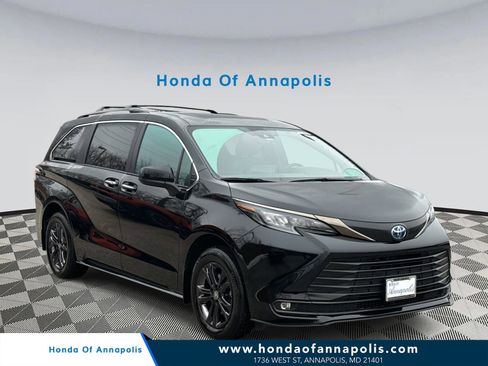 Used 2024 Toyota Sienna XLE Woodland Edition image 1