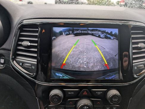 Used 2020 Jeep Grand Cherokee Altitude image 19