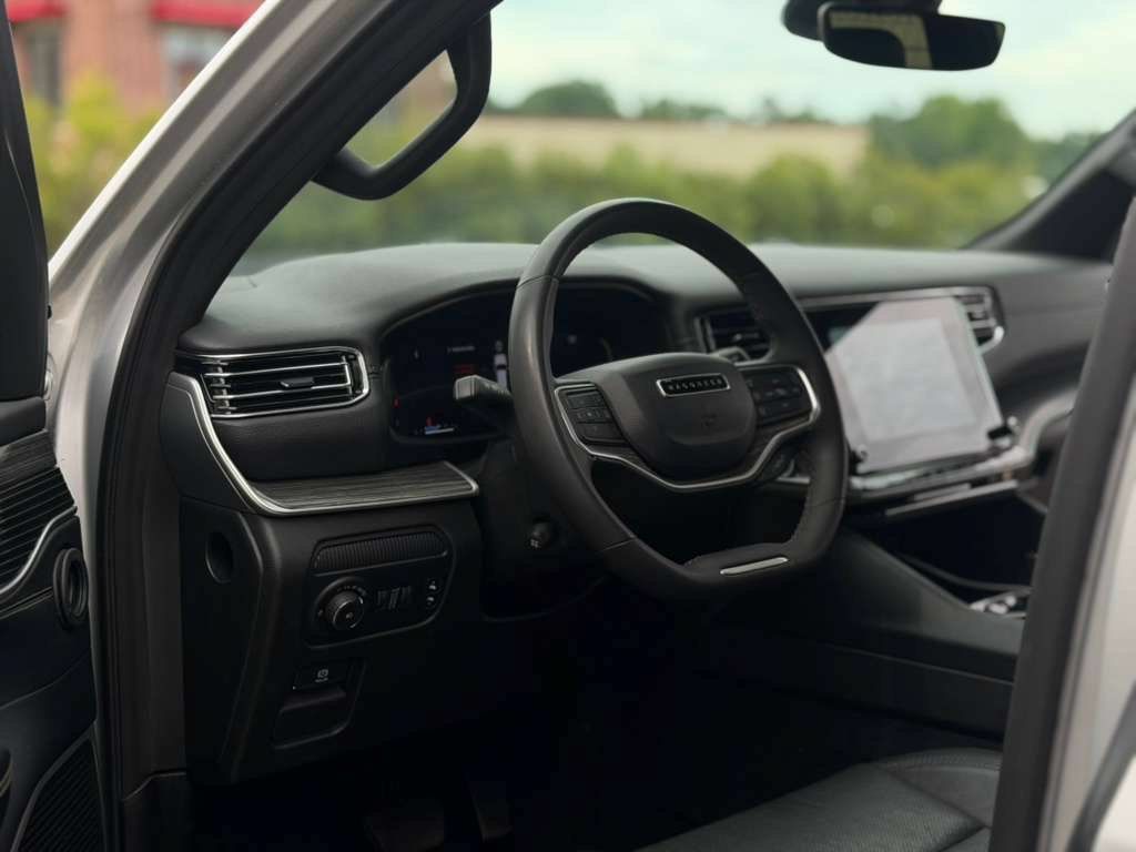 Used 2024 Jeep Wagoneer Series II w/ Flexible Seating Group RWD image 6
