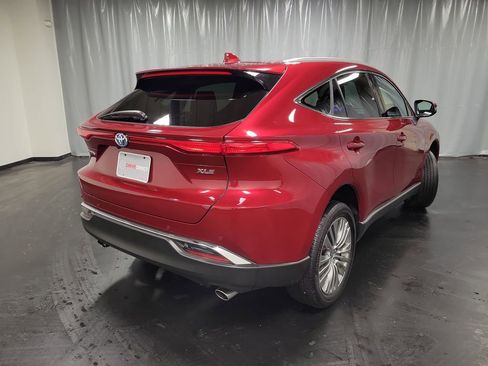 Used 2024 Toyota Venza XLE image 8