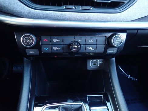 Used 2023 Jeep Compass Latitude AWD/4WD image 16