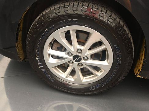 Used 2023 Kia Carnival LX FWD image 16