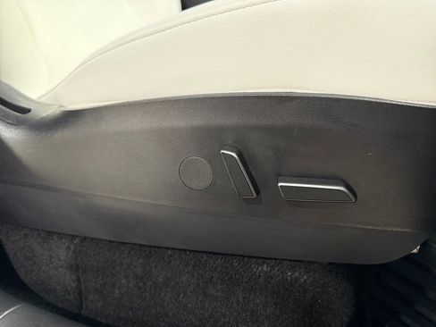 Used 2022 Tesla Model Y Long Range image 16