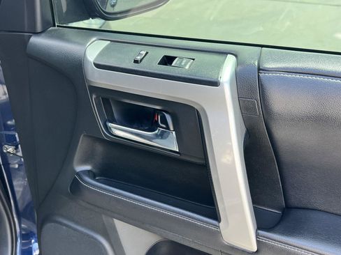 Used 2018 Toyota 4Runner SR5 AWD/4WD image 19