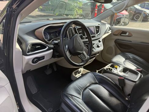 Used 2018 Chrysler Pacifica Touring-L FWD image 7