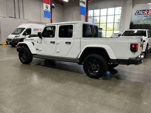 Certified 2025 Jeep Gladiator Sport AWD/4WD image 3
