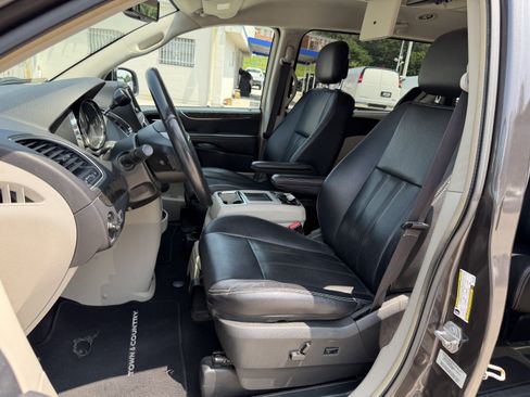 Used 2015 Chrysler Town & Country Touring-L w/ Driver Convenience Group FWD image 14