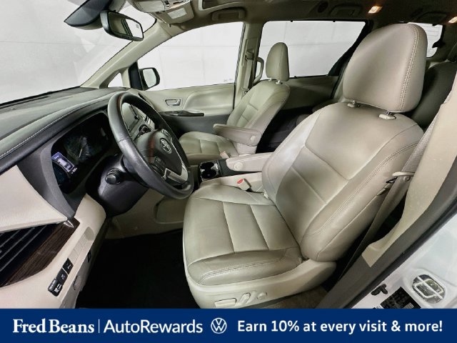 Used 2018 Toyota Sienna XLE Premium FWD image 27
