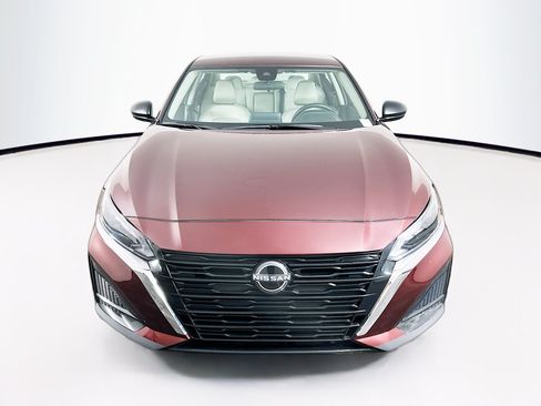 Used 2025 Nissan Altima 2.5 SV FWD image 2
