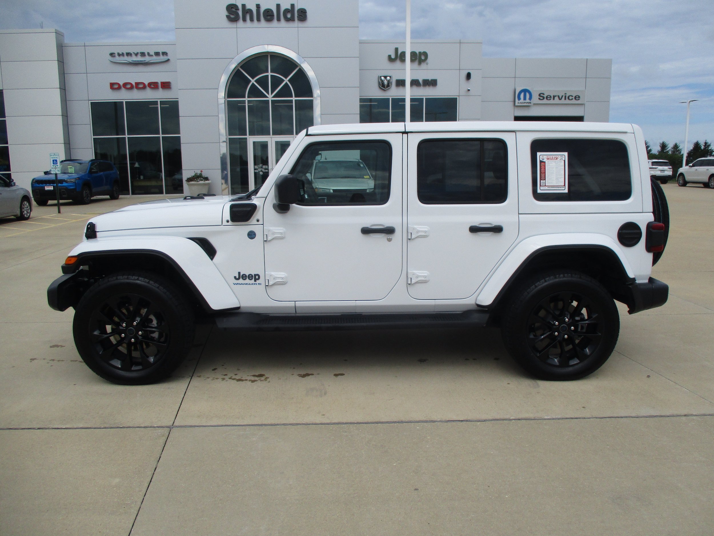 Used 2025 Jeep Wrangler Unlimited Sahara AWD/4WD image 3