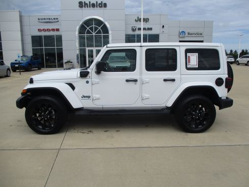 Used 2025 Jeep Wrangler Unlimited Sahara AWD/4WD image 3