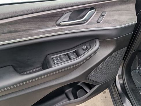 Used 2023 Jeep Grand Cherokee Limited w/ Luxury Tech Group II image 11