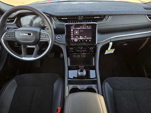 New 2025 Jeep Grand Cherokee Altitude image 18