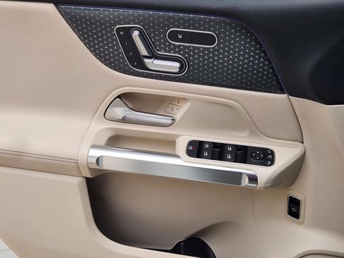 Used 2025 Mercedes-Benz GLB 250 image 23