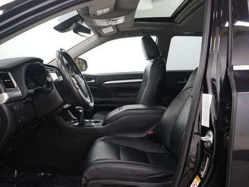 Used 2019 Toyota Highlander XLE AWD/4WD image 23