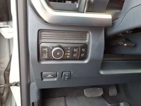 Used 2025 Ford F250 Lariat w/ Black Appearance Package AWD/4WD image 29