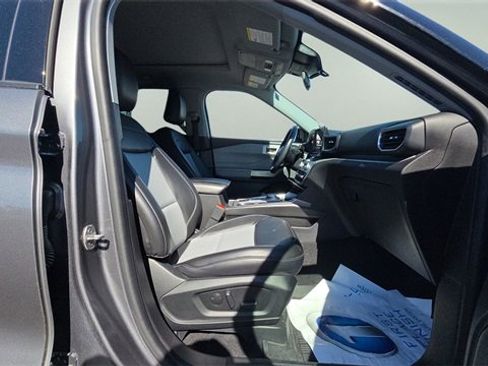 Used 2022 Ford Explorer XLT w/ Equipment Group 202A image 12