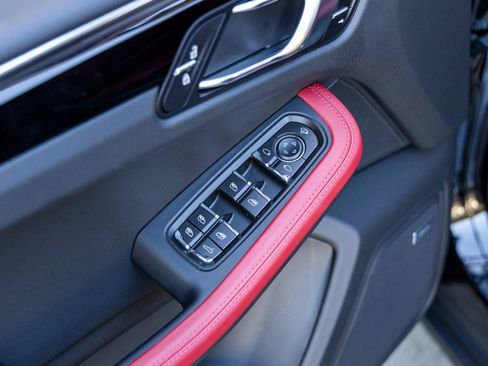 Certified 2025 Porsche Macan S image 25