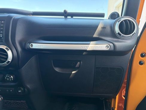 Used 2012 Jeep Wrangler Unlimited Rubicon w/ Connectivity Group AWD/4WD image 18