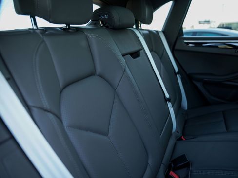 Certified 2025 Porsche Macan image 30