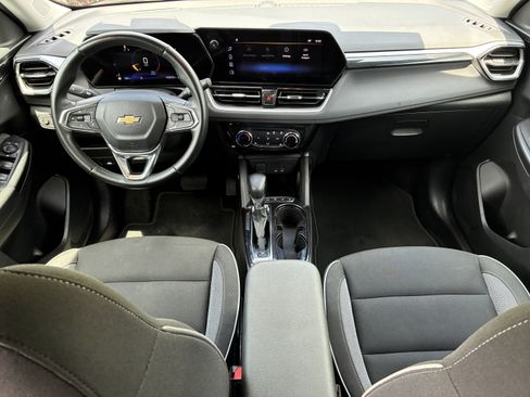 Used 2024 Chevrolet TrailBlazer LT w/ LT Cold Weather Package FWD image 17