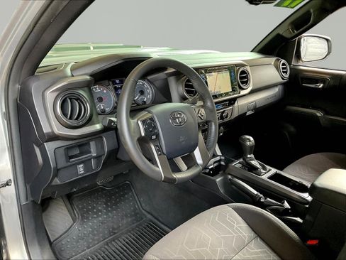Used 2017 Toyota Tacoma SR5 RWD image 17