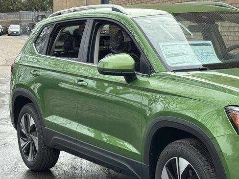 New 2026 Volkswagen Taos SE image 4