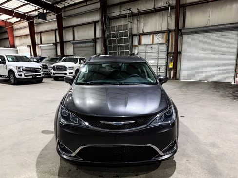 Used 2018 Chrysler Pacifica Touring-L Plus w/ Advanced Safetytec Group FWD image 10