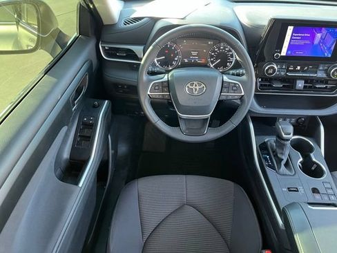 Used 2025 Toyota Highlander LE FWD image 8