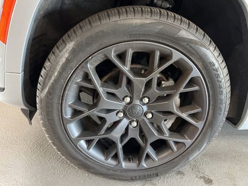 Used 2023 Jeep Grand Cherokee L Summit AWD/4WD image 4