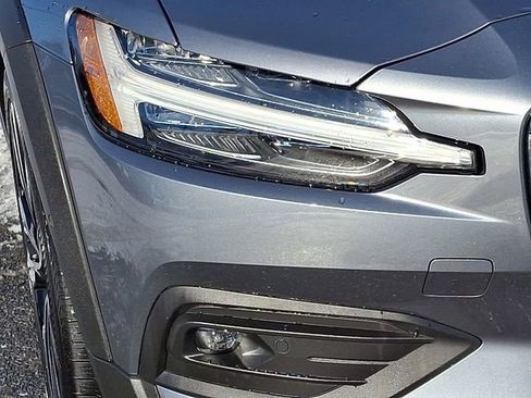 Used 2021 Volvo V60 T5 Cross Country w/ Climate Package image 10