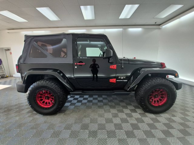 Used 2018 Jeep Wrangler Sahara w/ Connectivity Group AWD/4WD image 4