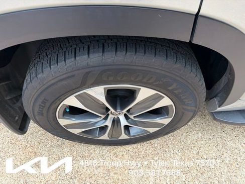 Used 2022 Toyota Highlander XLE FWD image 12