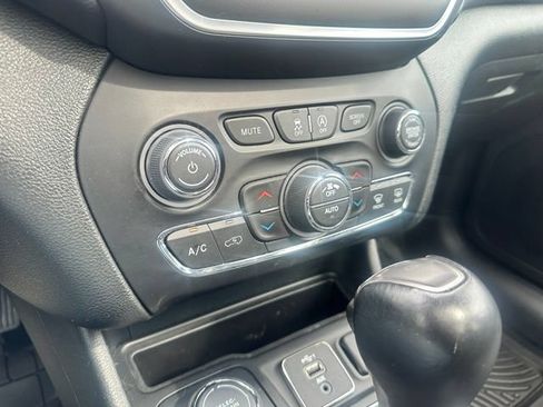 Used 2022 Jeep Cherokee Latitude Lux w/ Sun & Sound Group AWD/4WD image 29