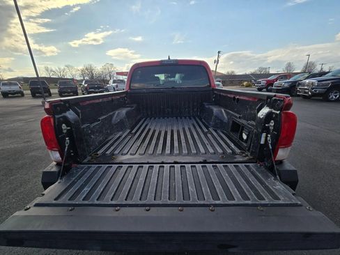 Used 2019 Toyota Tacoma TRD Off-Road AWD/4WD image 15