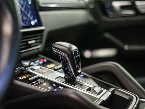 Used 2022 Porsche Cayenne Turbo image 21