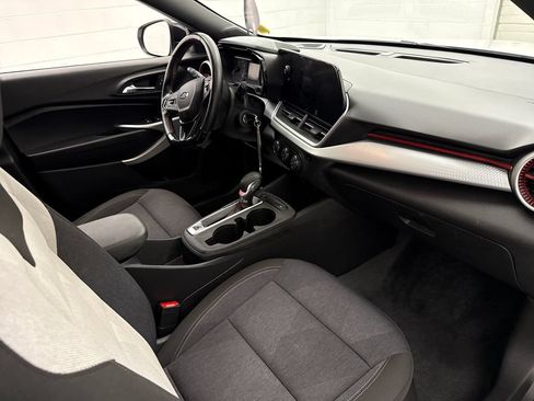 Certified 2024 Chevrolet Trax RS FWD image 29
