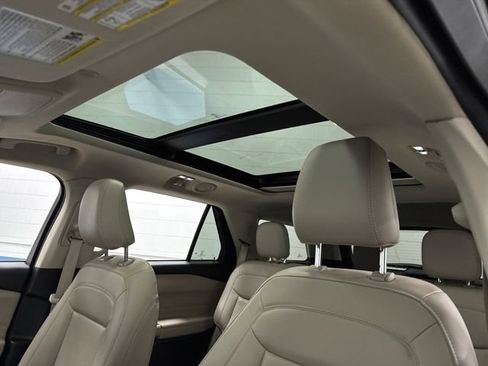 Used 2023 Ford Explorer XLT w/ Equipment Group 202A image 7