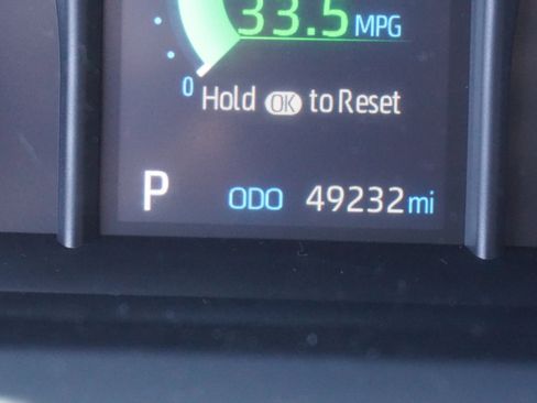 Used 2021 Toyota Venza LE image 9